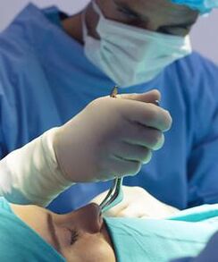 effectuer une chirurgie plastique fermée du nez
