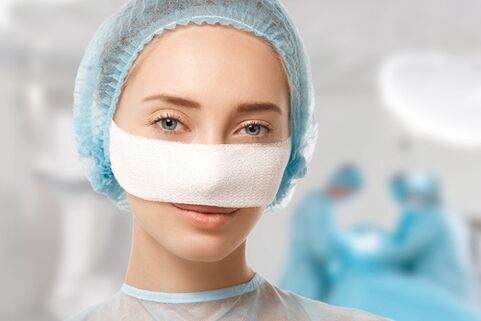 Bandage fixé sur le nez lors de la rééducation après rhinoplastie