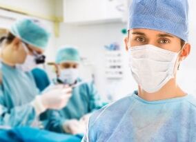 Chirurgien plasticien israélien qui planifie et pratique la rhinoplastie